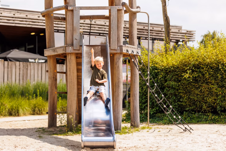 Vakantiepark Leukermeer Kind rutscht Rutsche auf Spielplatz 3fb703d7 0fb7 42b5 adf7 650b4f299f25 768x512