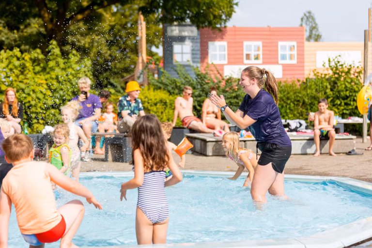 Vakantiepark Leukermeer Kinderanimation im Freibad ee9b0e79 efaf 40f6 b5d1 a9422e030763 768x512