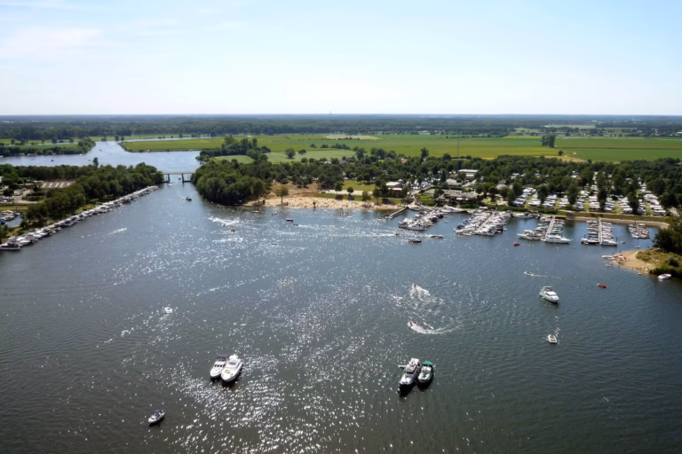 Vakantiepark Leukermeer Luftaufnahme vom Campingplatz mit Strand und Anlegestelle am Leukermeer 768x512