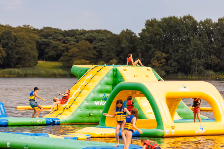 Vakantiepark Leukermeer Schwimmender Wasserspielplatz 3fb83a99 4ad4 4d86 85f6 10f6c85a1c8b 768x512