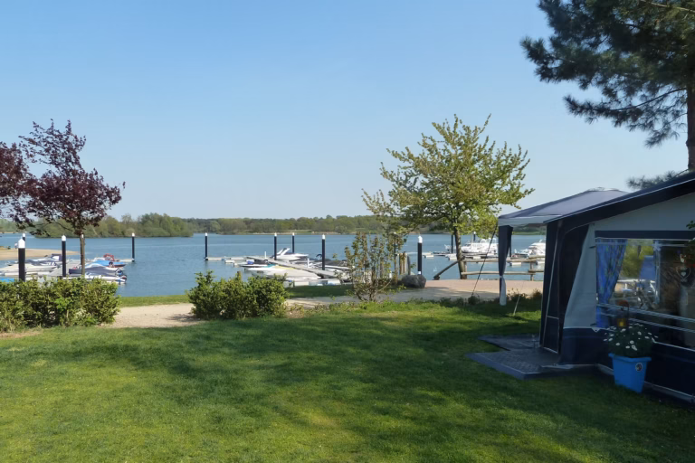 Vakantiepark Leukermeer Stellplatz vom Campingplatz mit Blick auf Boote und dem Leukermeer 768x512