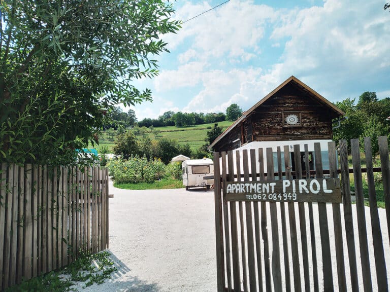 apartment und camping pirol gornja breza naturnah gruen grosser garten berge nahe am sarajevo vares konjic visoko breza campervan fahrradtour bosnien herzegowina kl 768x576