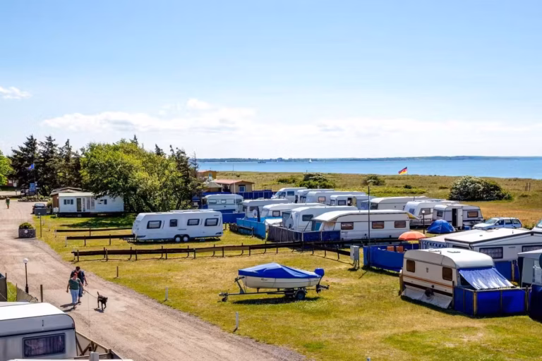 Camping Fluegger Strand Wohnmobil und Wohnwagenstellplaetze mit Blick auf die Ostsee 768x512