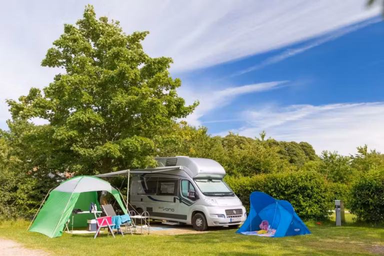 Camping Ostsee Wohnwagen und Zeltstellplatz vom Campingplatz im Gruenen 768x512