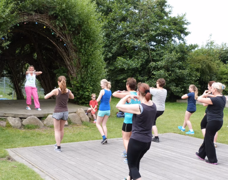 Camping Suedstrand Gaeste beim Zumba Tanz Unterricht auf dem Campingplatzgelaende 768x604