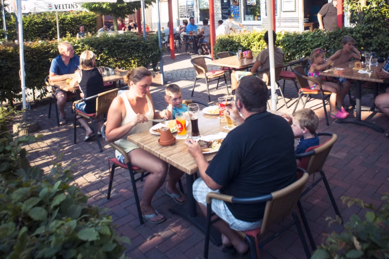 Camping Suedstrand Restaurant mit Terrasse und Sonnenschirmen auf dem Campingplatz 768x512