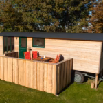 Campingplatz Flueggerteich Bauwagen Leuchtturmblick auf Fehmarn 150x150