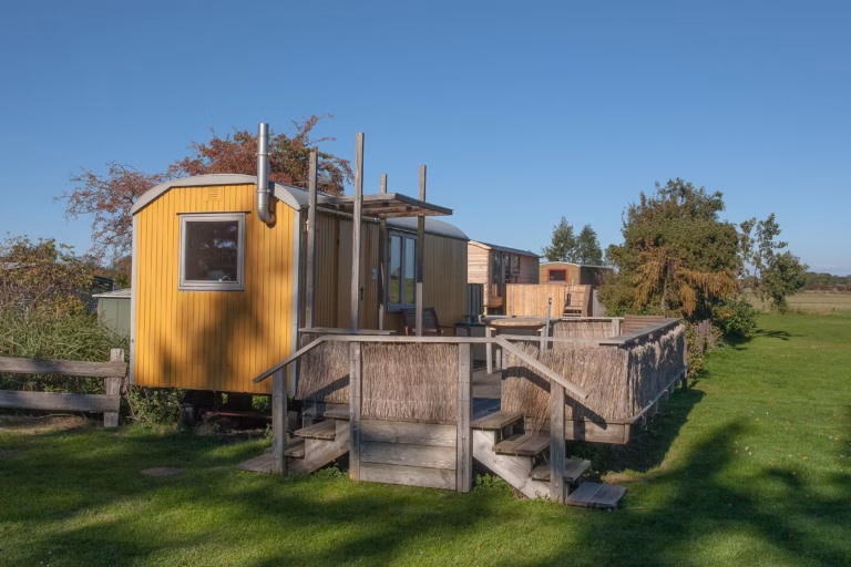 Campingplatz Flueggerteich Bauwagen Lodges mit Terrasse auf dem Fehmarn Campingplatz 768x512