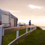 Ostsee Freizeitpark Booknis Blick auf das Meer aus dem Wohnwagenstellplatz im Sonnenuntergang 150x150