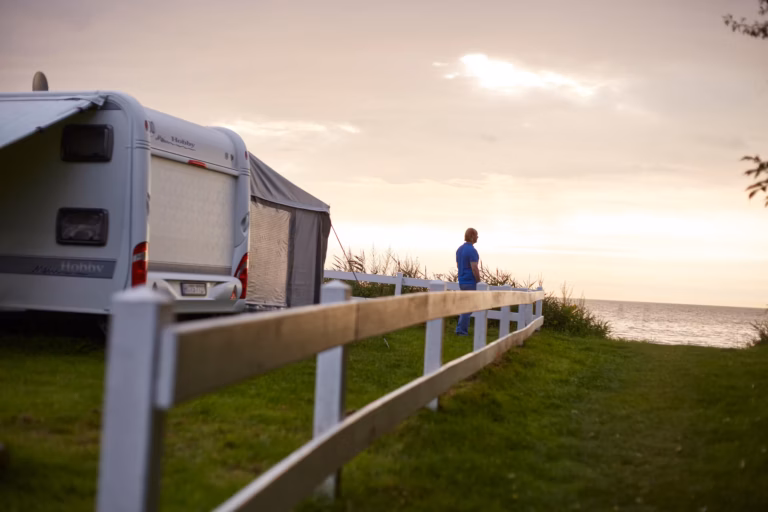 Ostsee Freizeitpark Booknis Blick auf das Meer aus dem Wohnwagenstellplatz im Sonnenuntergang 768x512