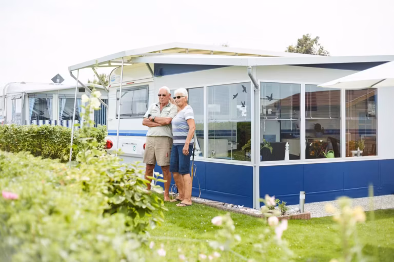 Ostsee Freizeitpark Booknis Gaeste vom Campingplatz vor dem Mobilheim mit Wohnwagenstellplatz 768x512
