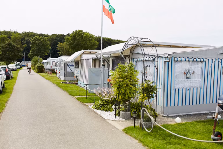 Ostsee Freizeitpark Booknis Glamping Zelte und Wohnwagenstellplaetze auf dem Campingplatz 768x512
