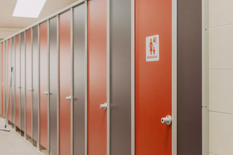 Strandcamping Duschkabinen im Sanitaergebaeude 2e710335 7ab3 46ed 9479 4250e3ee4888 768x512