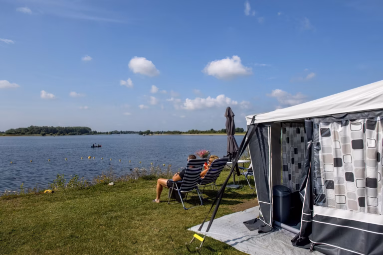 Vakantiepark Eiland van Maurik Blick auf das Wasser aus dem Zeltplatz vom Campingplatz 768x512