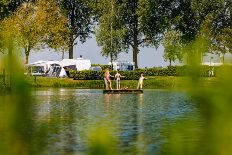 Vakantiepark Eiland van Maurik Blick auf den See am Campingplatz 62914f86 4d21 4777 9ed0 59f2fc7be796 768x512