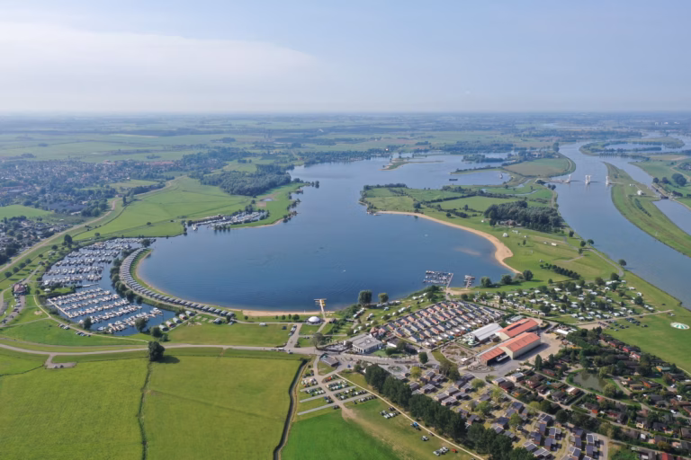 Vakantiepark Eiland van Maurik Campingplatz aus der Vogelperspektive b82c1119 7b5f 46cf a689 f22c6c39b238 768x512