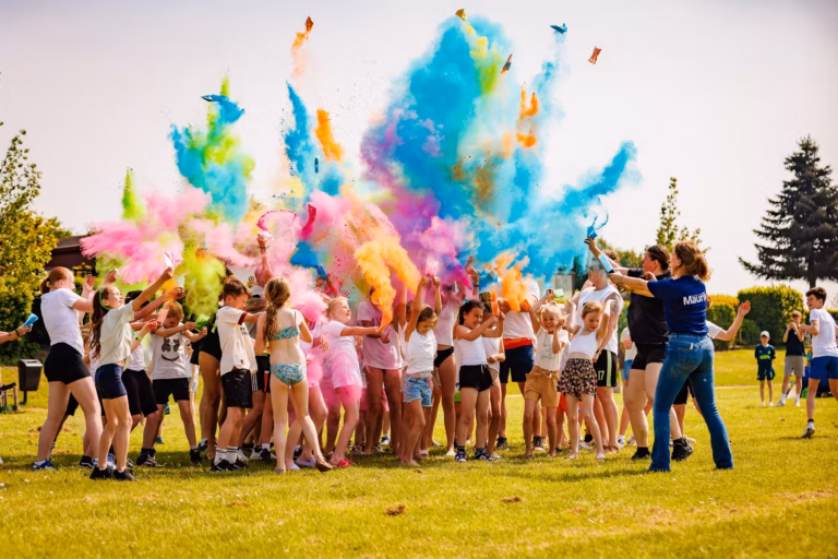 Vakantiepark Eiland van Maurik Farbenfestival in der Kinderanimation des Campingplatzes 1c99f80c 987a 4597 bc5f f8d415926bc3 768x512