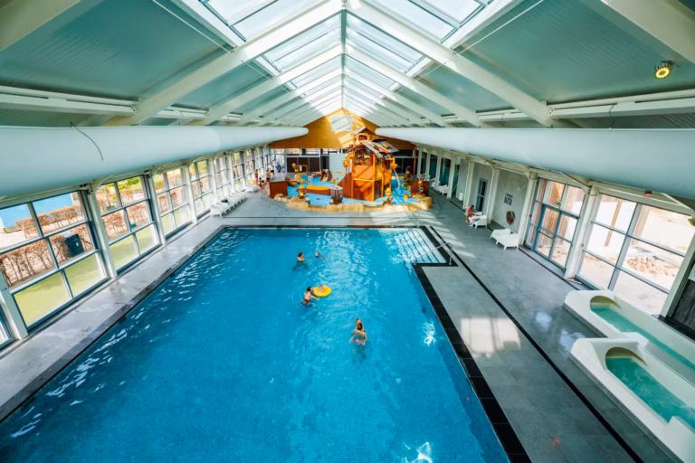 Vakantiepark Eiland van Maurik Hallenbad auf dem Campingplatz fe2453bb 6a4f 48ab 95f1 9a595eab03fe 768x512