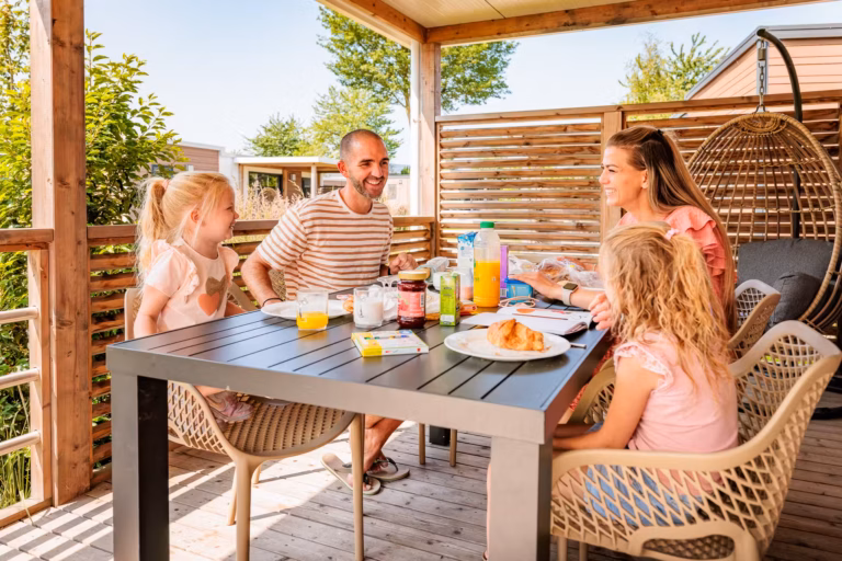 Vakantiepark Eiland van Maurik Mobilheim mit Terrasse auf dem Campingplatz 0dd636c3 6f98 4c04 bc40 01076e281f2f 768x512