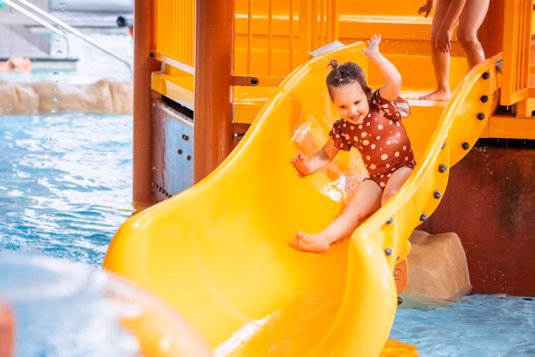 Vakantiepark Eiland van Maurik Wasserspielplatz im Hallenbad des Campingplatzes a91af0d8 a74f 4648 b0ba 74b47c832f27 768x512