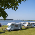 Vakantiepark Eiland van Maurik Wohnwagenstellplaetze im Gruenen auf dem Campingplatz mit Blick auf den See 150x150