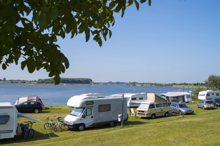 Vakantiepark Eiland van Maurik Wohnwagenstellplaetze im Gruenen auf dem Campingplatz mit Blick auf den See 768x512