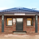 Familien Campingplatz Forellensee Aussenansicht vom Sanitaergebaeude auf dem Campingplatz 150x150