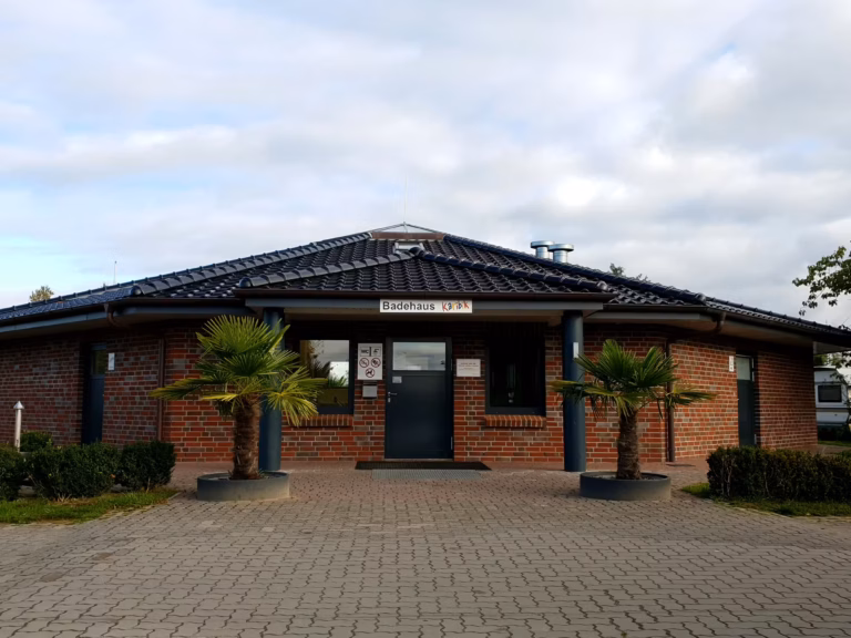 Familien Campingplatz Forellensee Badehaus 768x576