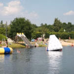 Familien Campingplatz Forellensee Badesee am Campingplatz mit Spielmoeglichkeiten fuer Kinder 150x150