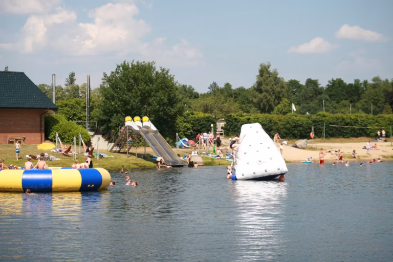 Familien Campingplatz Forellensee Badesee am Campingplatz mit Spielmoeglichkeiten fuer Kinder 768x512