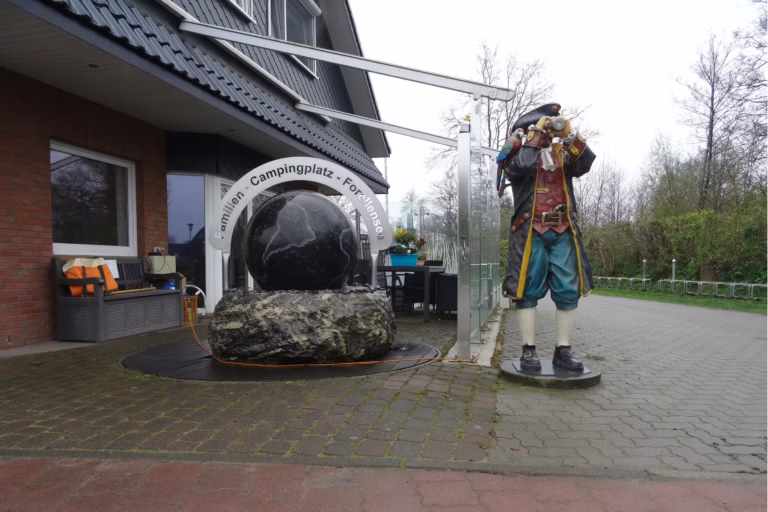 Familien Campingplatz Forellensee Eingang des Campingplatzes e1ac2882 2002 43e8 9b5c ac1c9bab088f 768x512