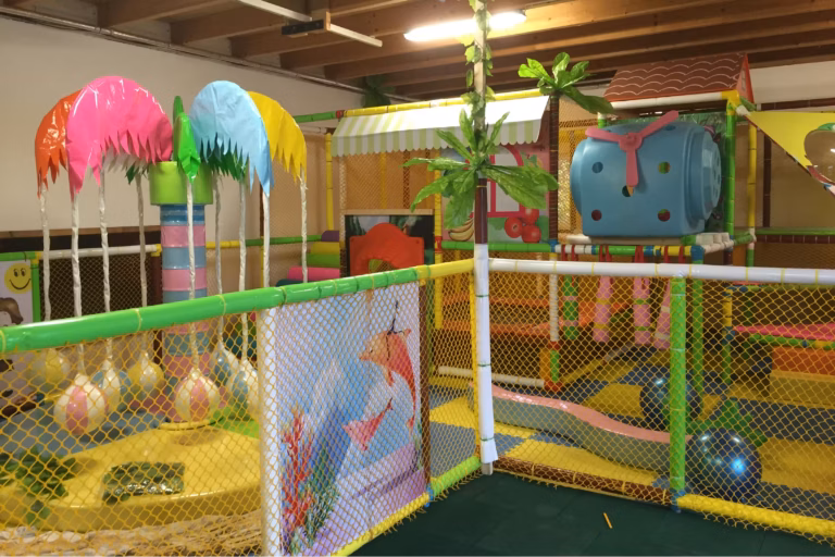 Familien Campingplatz Forellensee Indoor Spielplatz vom Campingplatz 768x512