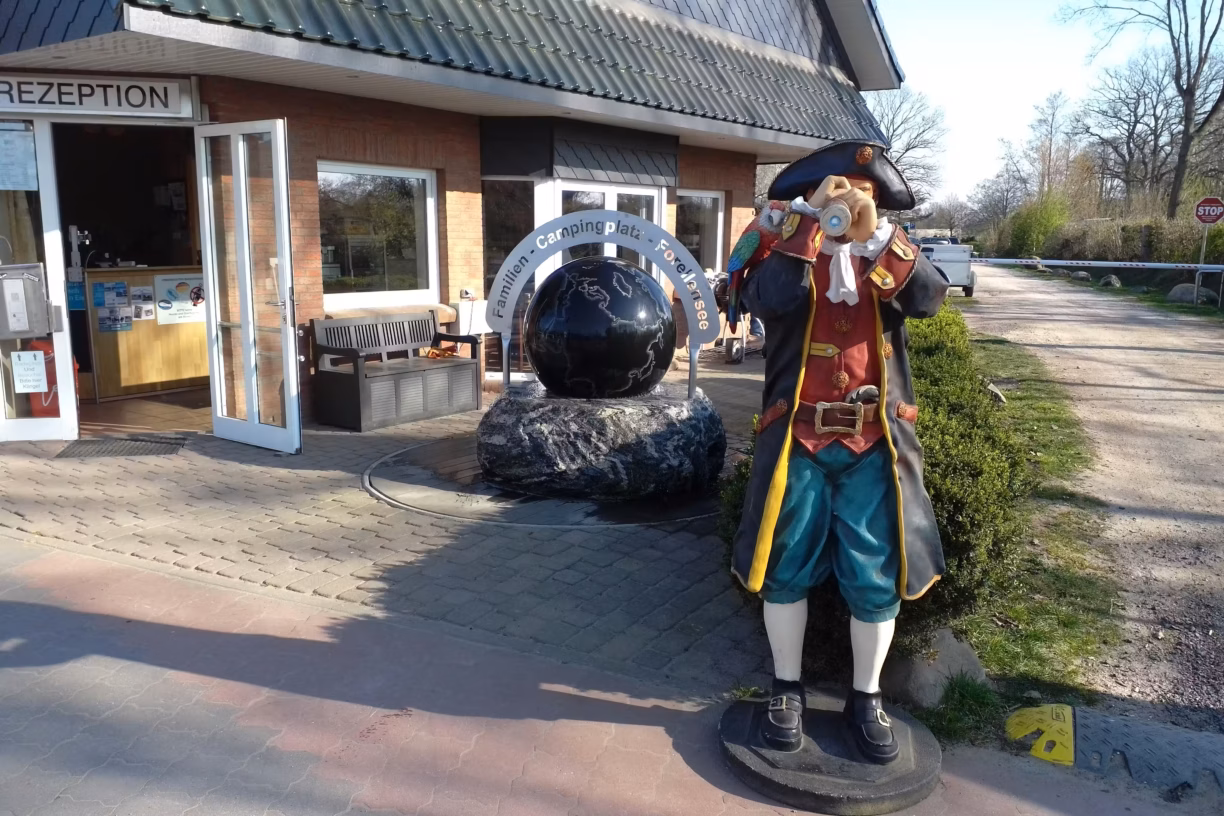 Familien Campingplatz Forellensee Piratendekoration vor der Rezeption vom Campingplatz 1224x816