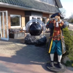 Familien Campingplatz Forellensee Piratendekoration vor der Rezeption vom Campingplatz 150x150