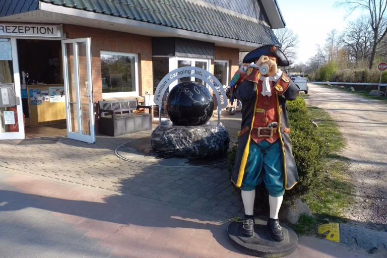 Familien Campingplatz Forellensee Piratendekoration vor der Rezeption vom Campingplatz 768x512