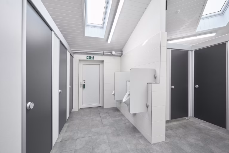 Familien Campingplatz Forellensee Sanitaerbereich vom Campingplatz mit Pissoirs Toiletten und Duschkabinen 768x512