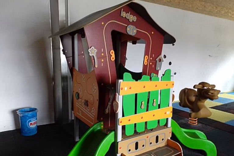 Familien Campingplatz Forellensee Spieleraum Innenenasicht e1b98713 7958 4808 b33a 2dfc3dd57559 768x512