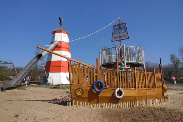 Familien Campingplatz Forellensee spielende Kinder auf dem Spielplatz vom Campingplatz 768x512